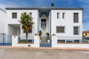 Casa de Amigos La Latina con piscina, chimenea y barbacoa, Illora